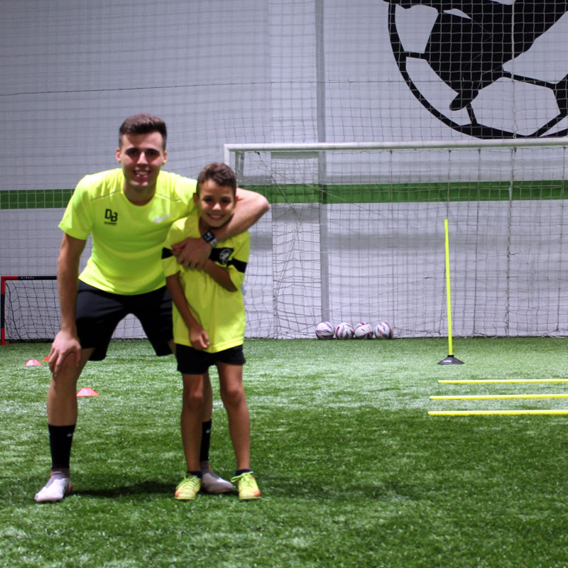 Optimizacion deportiva niño-DB-Academy Centro Alto rendimineto Betxi Castello entrenador con niño brazo por el hombro